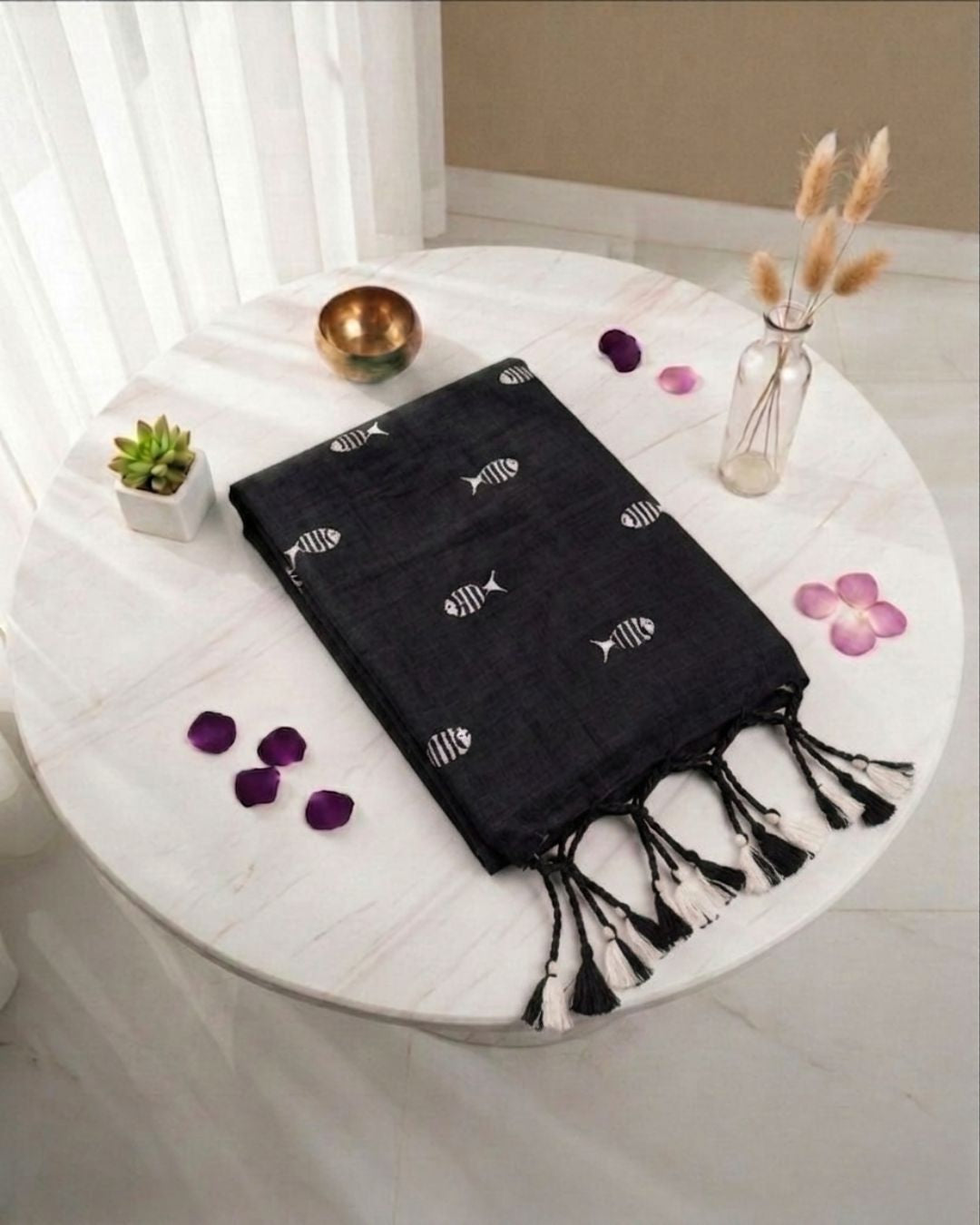 Khadi fish embroidery - black (w) white